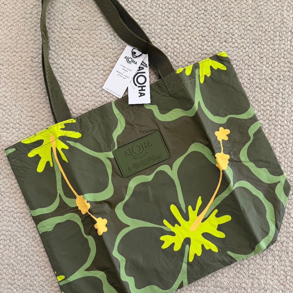 NWT ALOHA Collection Pua Waikiki Reversible Tote